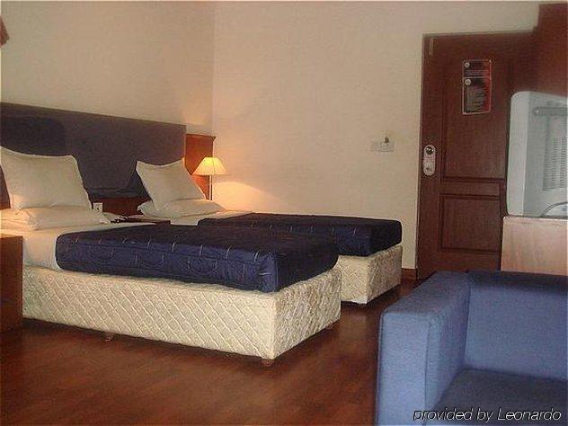 Hotel Noor Empire International Kormangala Бангалор Номер фото