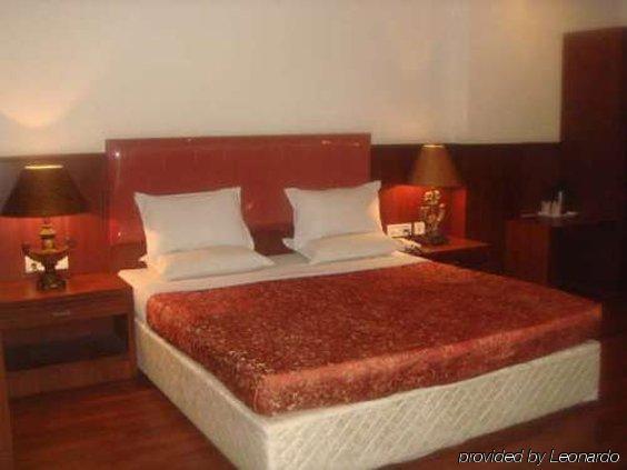 Hotel Noor Empire International Kormangala Бангалор Номер фото